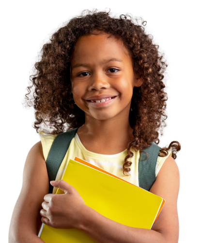 Une petite fille sourit avec un sac à dos et des livres à la main